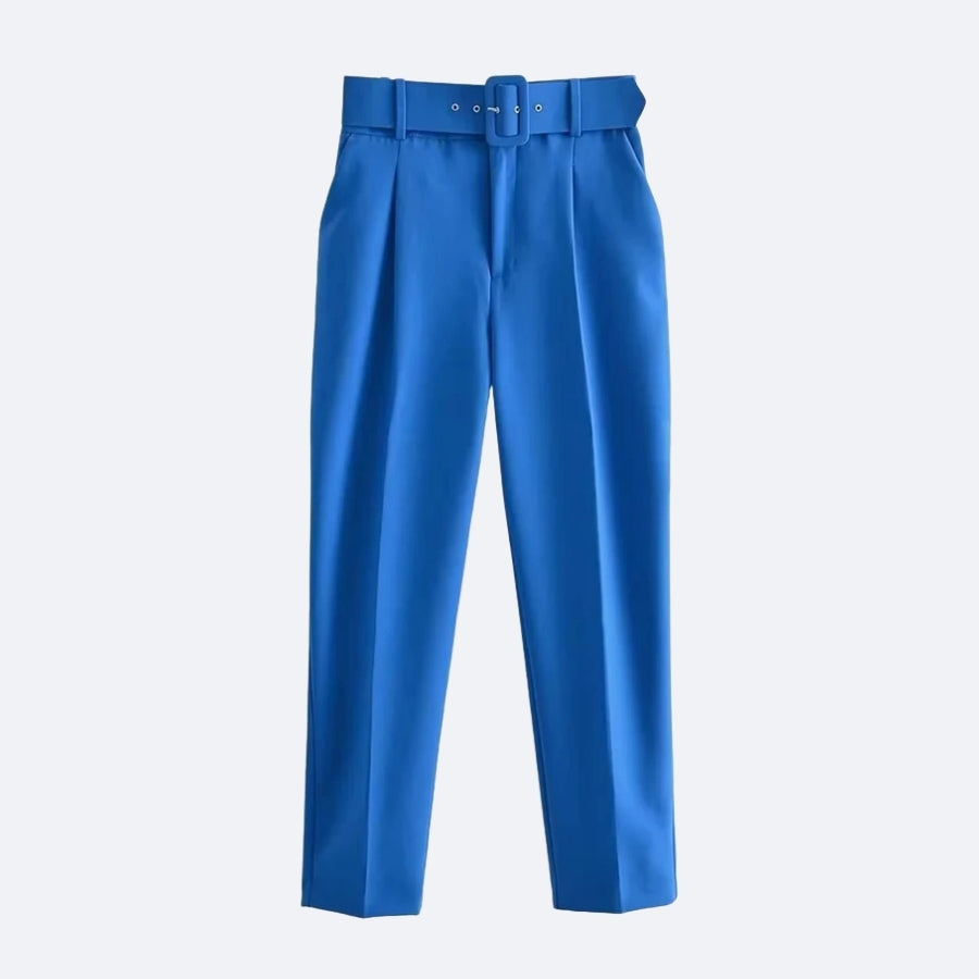 Pantalon Bleu avec Ceinture – Modernité et Élégance Affirmée