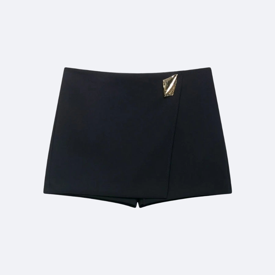 Skort Portefeuille Noir avec Détail Doré – Élégance Moderne