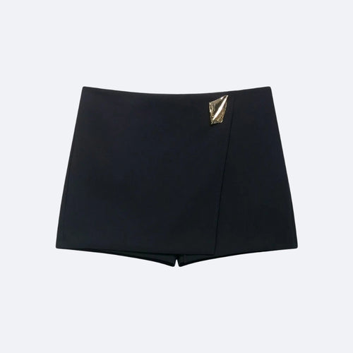 Skort Portefeuille Noir avec Détail Doré – Élégance Moderne