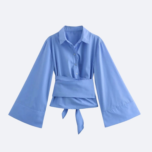 Chemise Bleue Ceinturée – Modernité & Élégance
